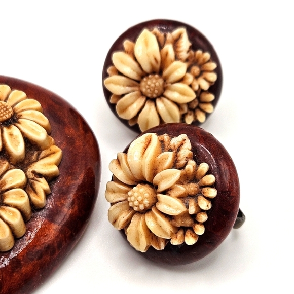 VINTAGE Celluloid and Wood 3D Daisy Flower Carved Brooch Pin and Earrings Set - Picture 2 of 7